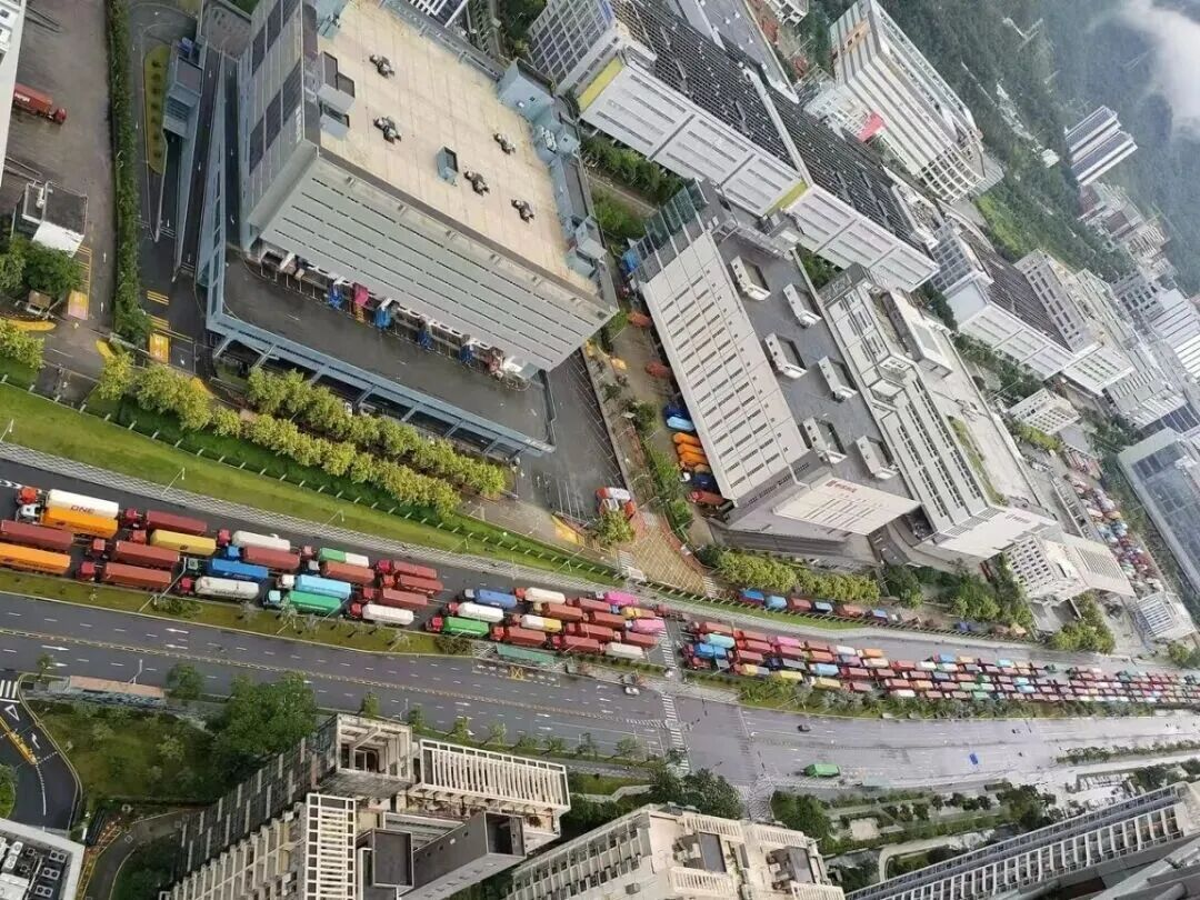 港区周边集装箱卡车排队等待