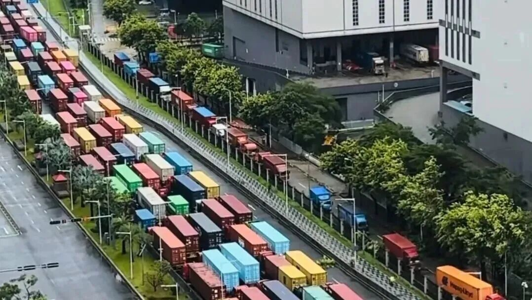 港口集卡排队及车辆等待现场